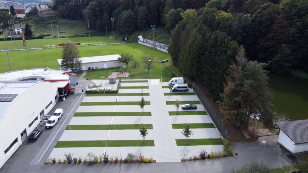 Genuss-Campingplatz in Bad Gleichenberg mit angrenzendem Fischteich und Gleichenberg-Halle