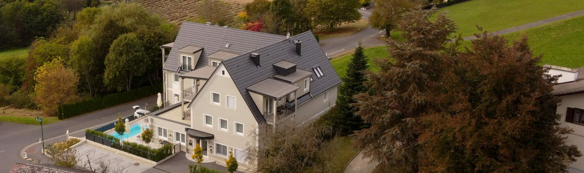 Luftaufnahme Das Landhaus Bad Gleichenberg mit Pool im Herbst
