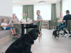 Frühstücksbuffet für Familie und Pärchen mit Hund - Reisen mit Hunden