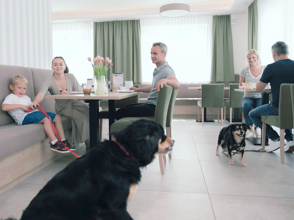 Frühstücksbuffet für Familie und Pärchen mit Hund - Reisen mit Hunden