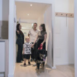 Linda Knoll bittet Frau, Mann, Kind und Hund in das Studio des Landhaus Bad Gleichenberg - Reisen mit Hunden