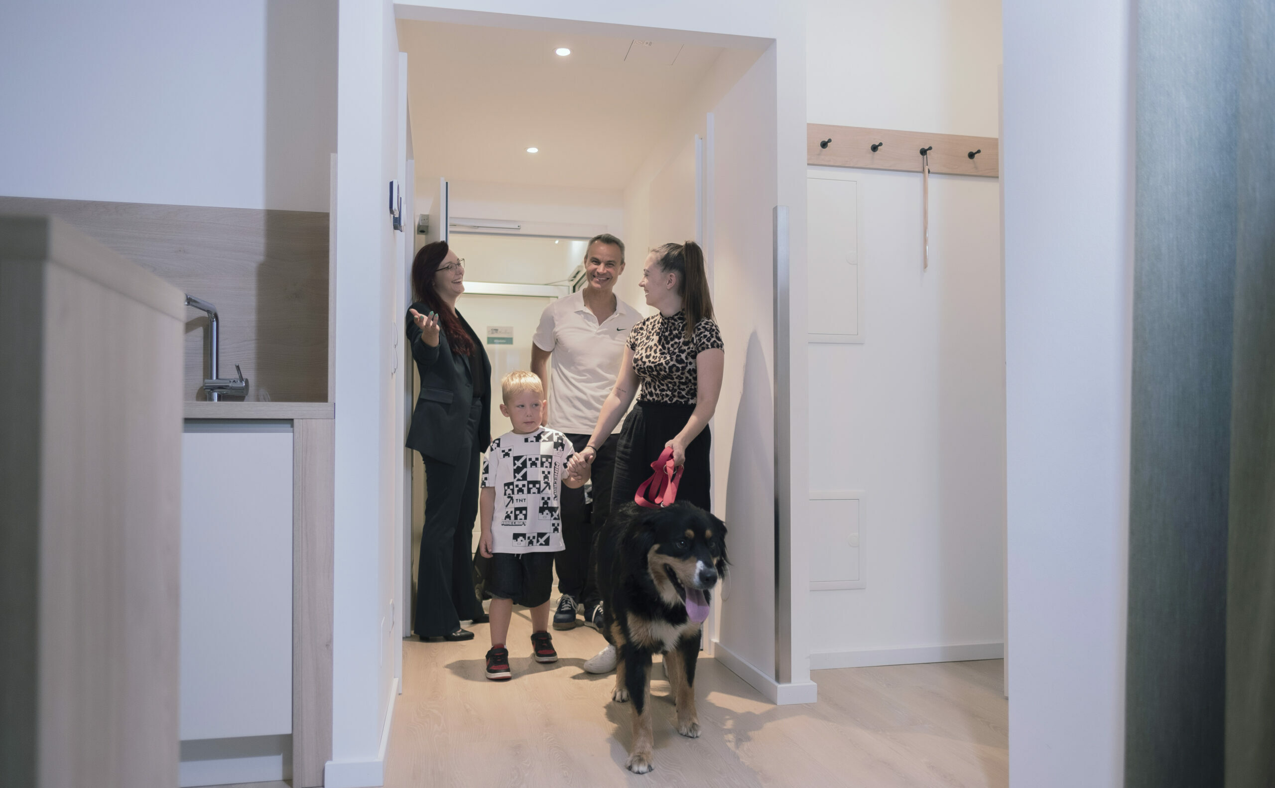 Linda Knoll bittet Frau, Mann, Kind und Hund in das Studio des Landhaus Bad Gleichenberg