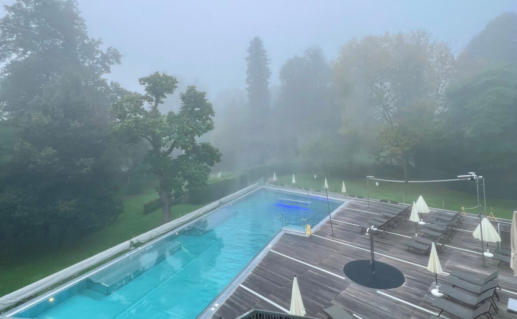 Thermalwasser-Außenbecken die Therme der Ruhe Bad Gleichenberg im Herbst
