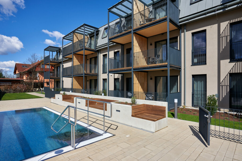 Das Aparthotel Bad Radkersburg mit Holzverkleidungen für Balkon und Terrasse und Pool