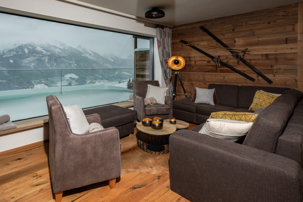 Kitzbühler Alpenlodge in Mittersill mit bequemen Wohnzimmermöbeln und rustikaler Einrichtung